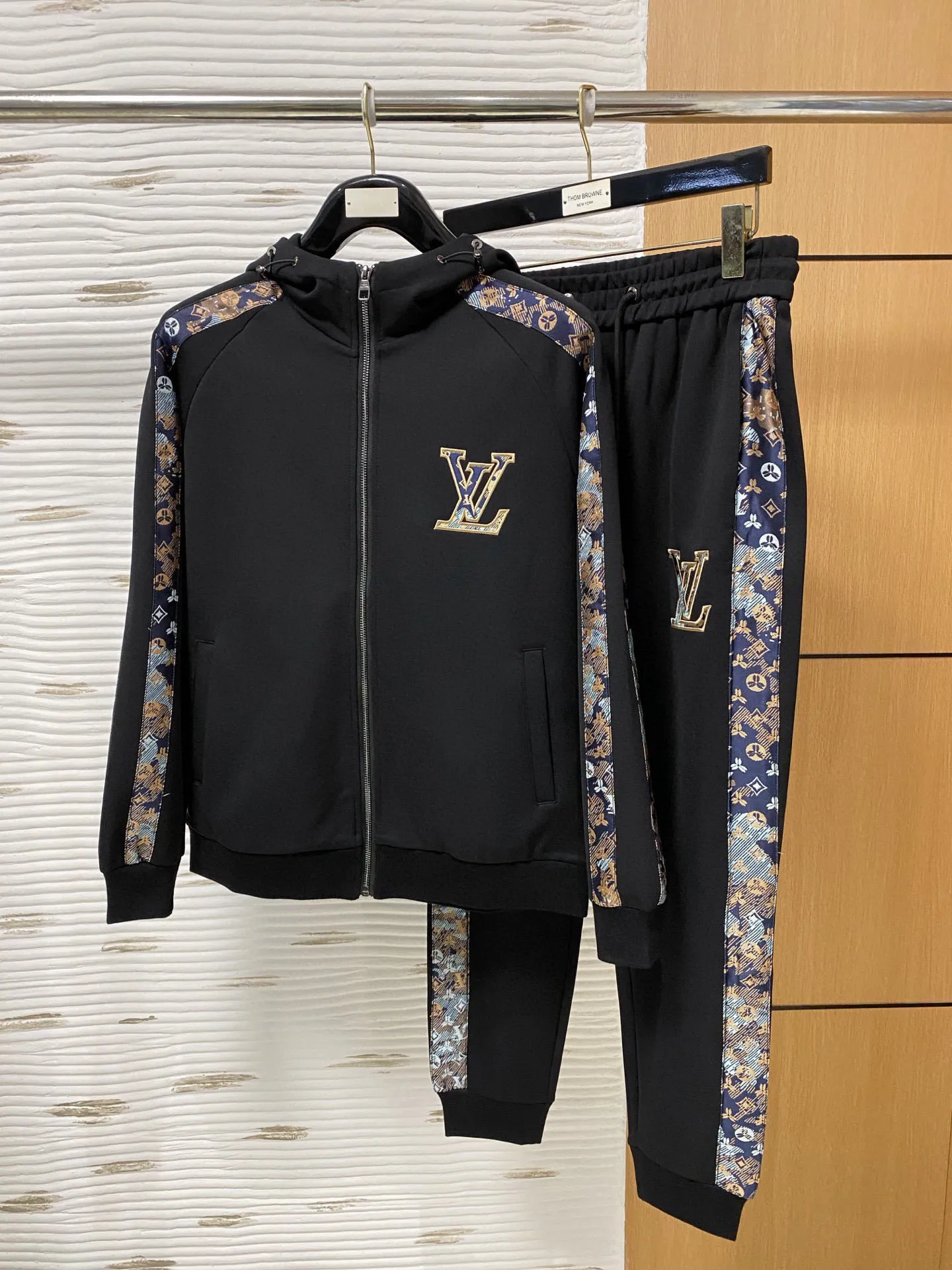 🅿️720 LV hot-selling suit is coming. Focus on the original version of the official website. 2025 new hot-selling cardigan suit. The original order is the best. 🇭🇰The meticulous work of top designers. It has a fitting and perfect upper body effect. All-natural high-quality Tencel Roman cotton 100%, close-fitting comfort, noble and elegant! Original hardware embodies elegance and nobility! Counter size: M-3XL (maximum wear up to 190 pounds)